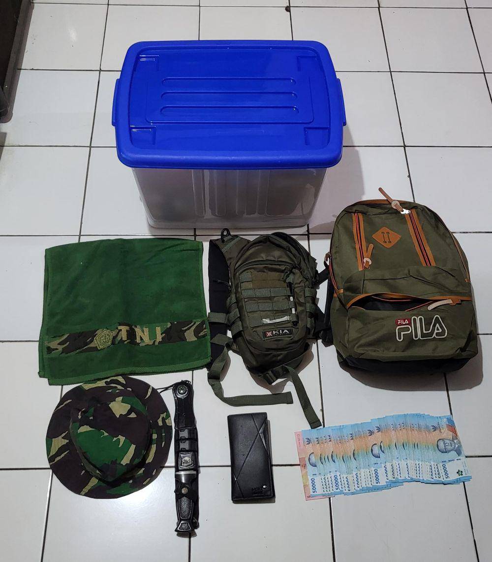 Ilustrasi. Barang bukti kasus TNI gadungan yang tipu purnawirawan di Malang. (Dok. Polres Malang)