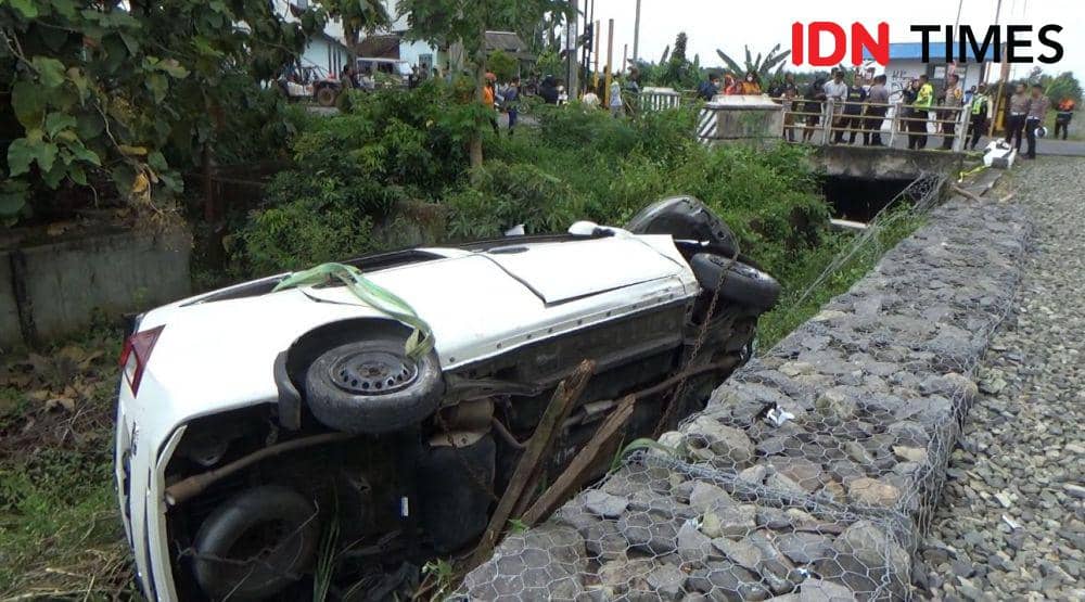 Proses evakuasi kecelakaan KA Batara Kresna vs Sigra di Sukoharjot. (IDN Times/Larasati Rey)