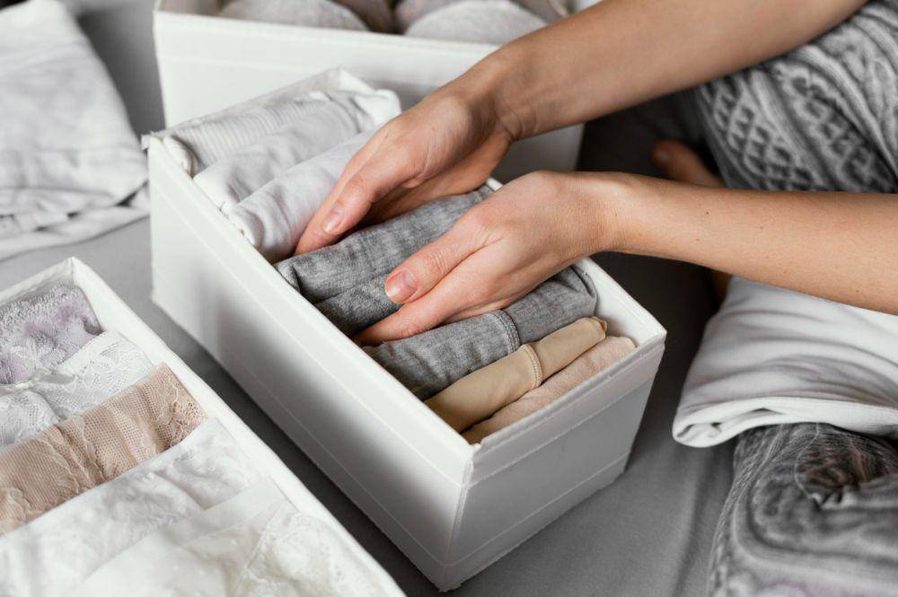 Ilustrasi packing pakaian (freepik.com/freepik)