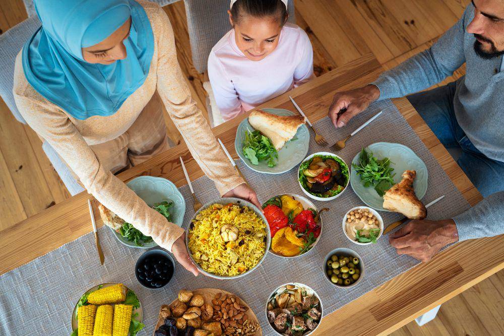 ilustrasi seseorang memilih makan saat lebaran (freepik.com/freepik)