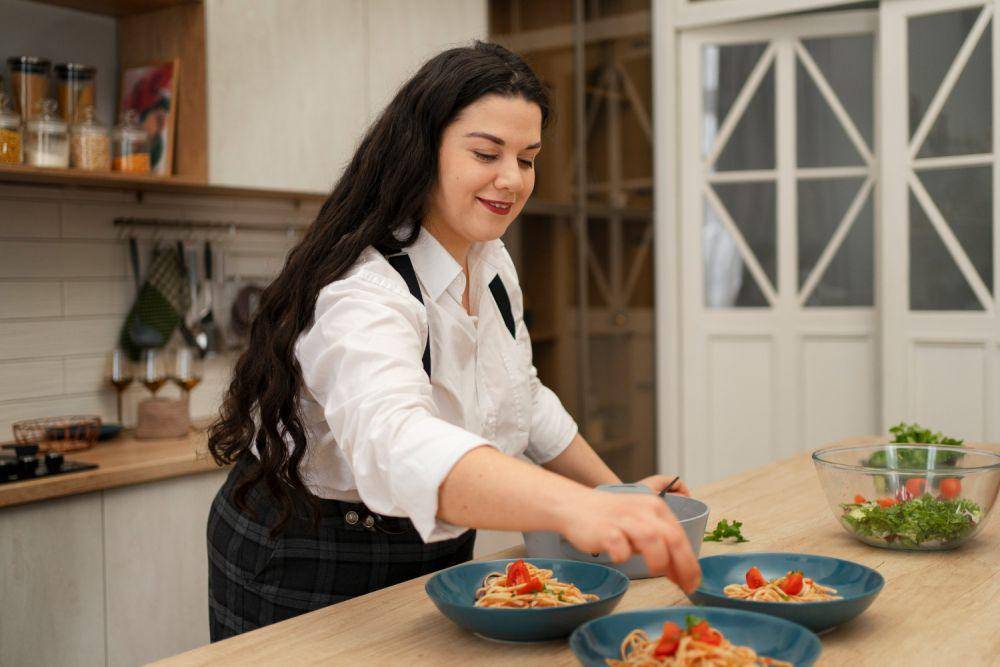 Ilustrasi wanita memasak di dapur (freepik.com/freepik)