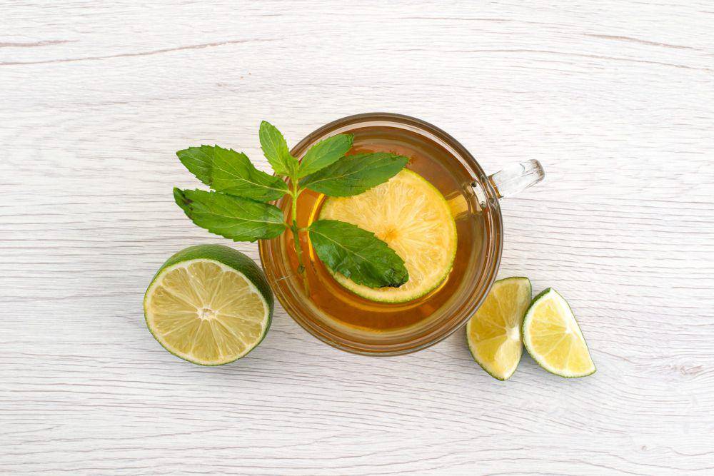 Ilustrasi minuman dengan madu (Freepik/KamranAydinov)