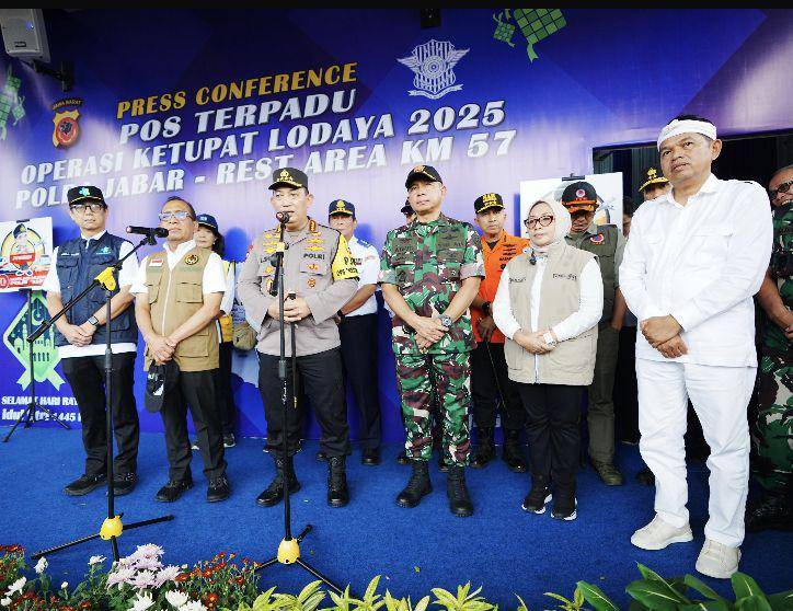Kapolri Jenderal Listyo Sigit Prabowo memantau arus mudik do Tol Cikampek KM 47 (Dok. Humas Polri)