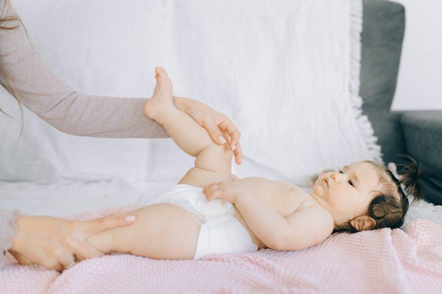 4 Cara Mengatasi Sembelit untuk Bayi 0—6 Bulan, Jangan Asal!