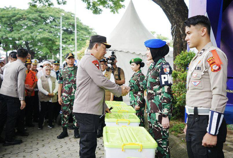 Kapolri Jenderal Listyo Sigit Prabowo memantau arus mudik do Tol Cikampek KM 47 (Dok. Humas Polri)