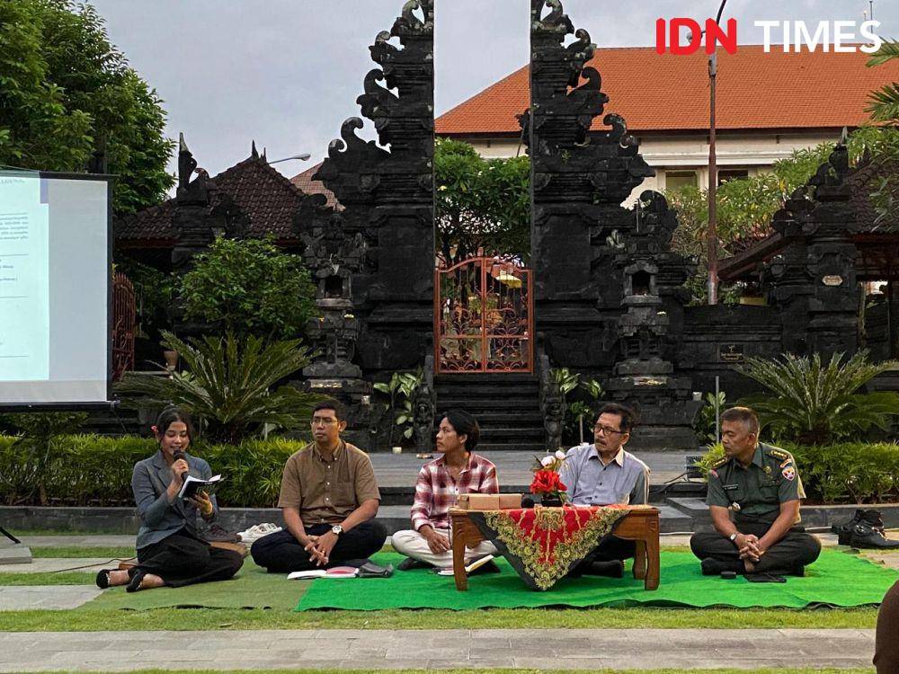 Dari kiri ke kanan, moderator diskusi Teras FISIP Unud, Efatha Filomeno Borromeu Duarte; I Ketut Indra Adiyasa, Wakil Ketua BEM Unud; I Dewa Gede Palguna; dan Kolonel Infanteri Ronald Sumendap. (IDN Times/Yuko Utami)