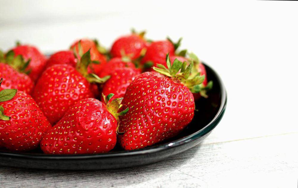 ilustrasi buah stroberi (pixabay.com/mkupiec7)