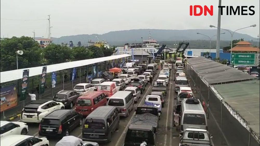 Truk dan Bus Mengular Sepanjang 1,4 Kilometer di Gilimanuk