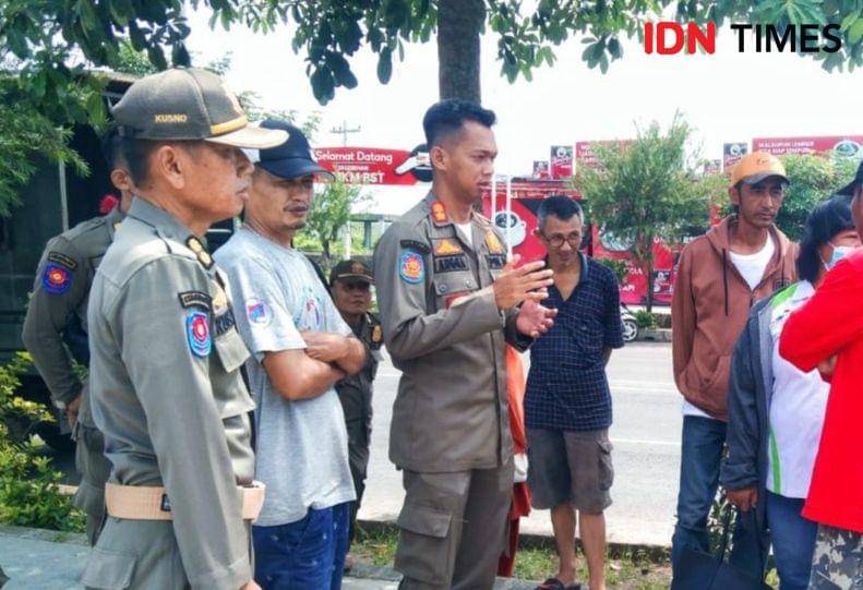 Kabid Penegakan Peraturan Perundang-undangan Daerah, Satpol PP Kabupaten Banyumas, Bangkit Angga Barokah (tengah seragam satpol pp) sebut pihaknya tidak tebang pilih, Rabu (26/3/2025).(IDN Times/Foto : Cipto)