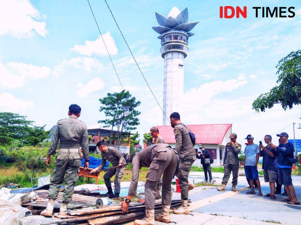 Lapak di sekiitar menara terarai Purwokerto yang disaksikan para pedagang, Rabu (26/3/2025.(IDN Times/Cokie Sutrisno)