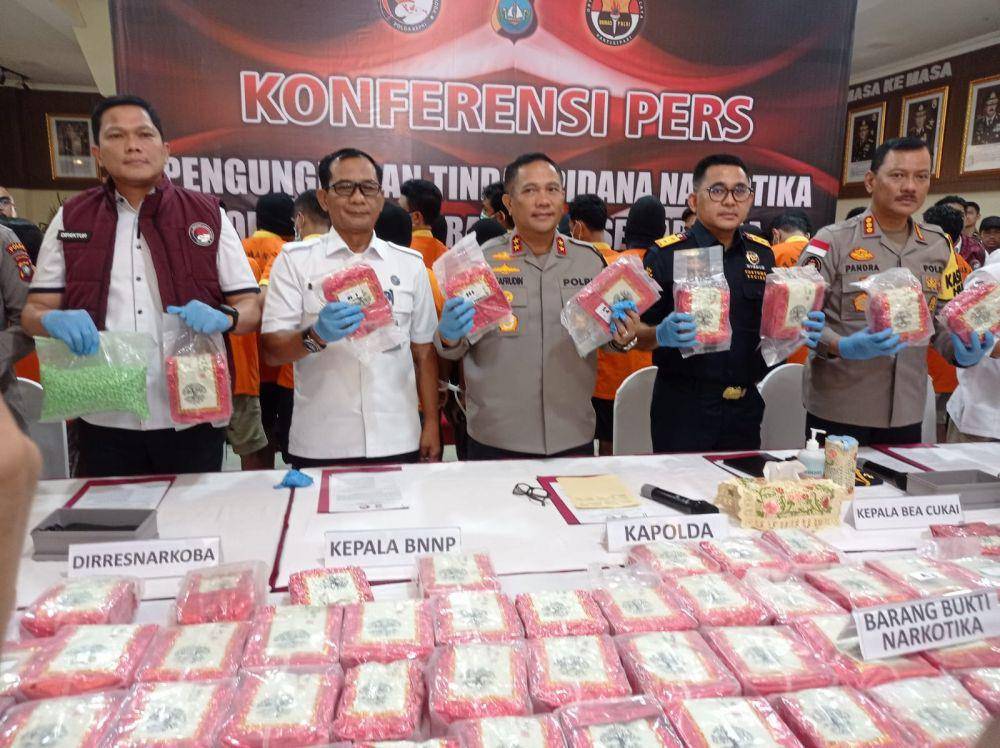Barang bukti sabu berbungkus teh china berwarna merah saat diamankan Polda Kepri (IDN Times/Putra Gema Pamungkas)