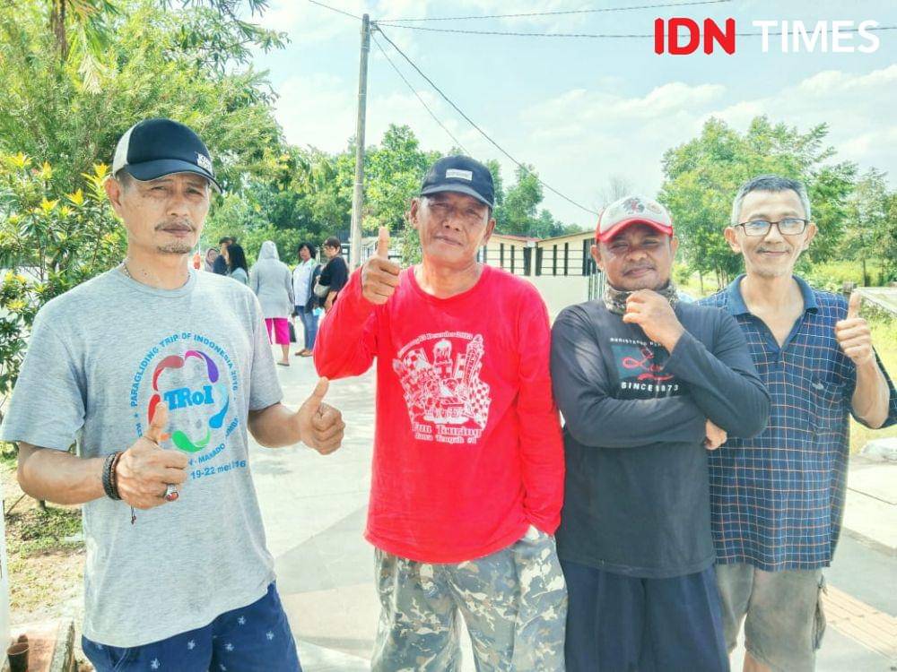 Ketua Paguyuban P3KP Deni Sunanto (kiri) bersama pedagang lainnya menyesalkan tindakan pemkab Banyumas yang bongkar lapak disaat butuh penghadilan jelang lebaran, Rabu (26/3/2025.(IDN Times/Cokie Sutrisno)