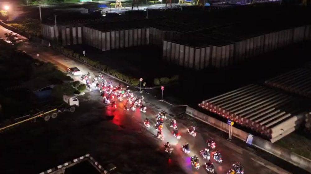 Kegiatan pengawalan pemudik motor malam hari dari Pelabuhan Bakauheni. (DOK. Polres Lampung Selatan).