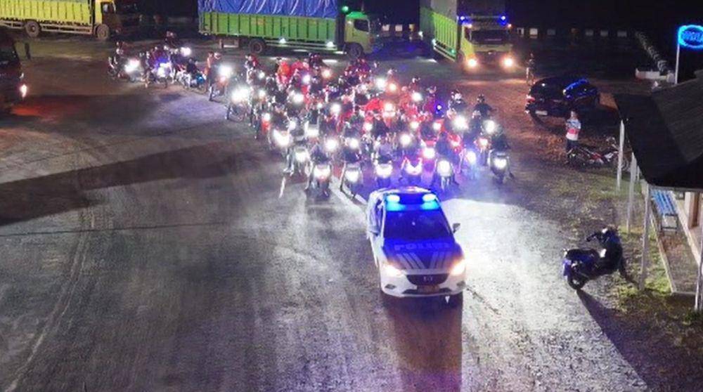 Kegiatan pengawalan pemudik motor malam hari dari Pelabuhan Bakauheni. (DOK. Polres Lampung Selatan).