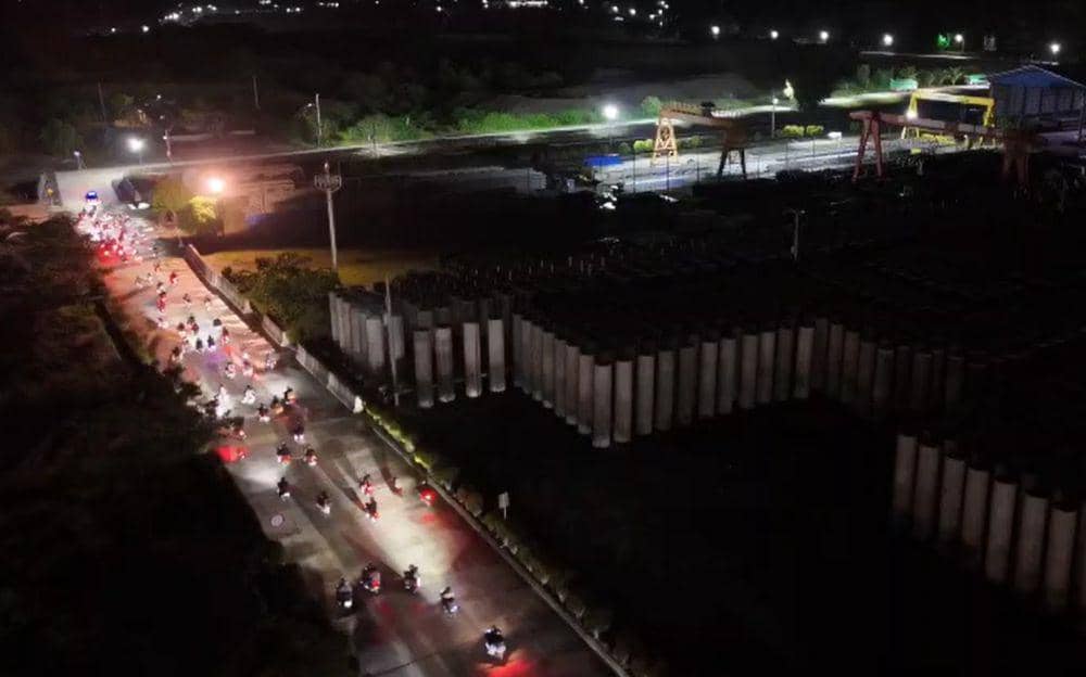 Kegiatan pengawalan pemudik motor malam hari dari Pelabuhan Bakauheni. (DOK. Polres Lampung Selatan).