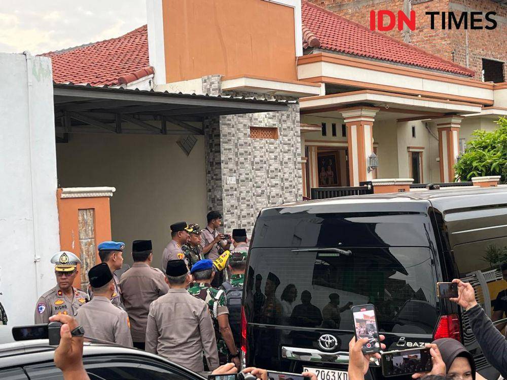 Kapolri Listyo Sigit Prabowo dan rombongan tiba di rumah duka Briptu Anumerta M Ghalib di Kota Bandar Lampung, Rabu (26/3/2025). (IDN Times/Tama Yudha Wiguna).