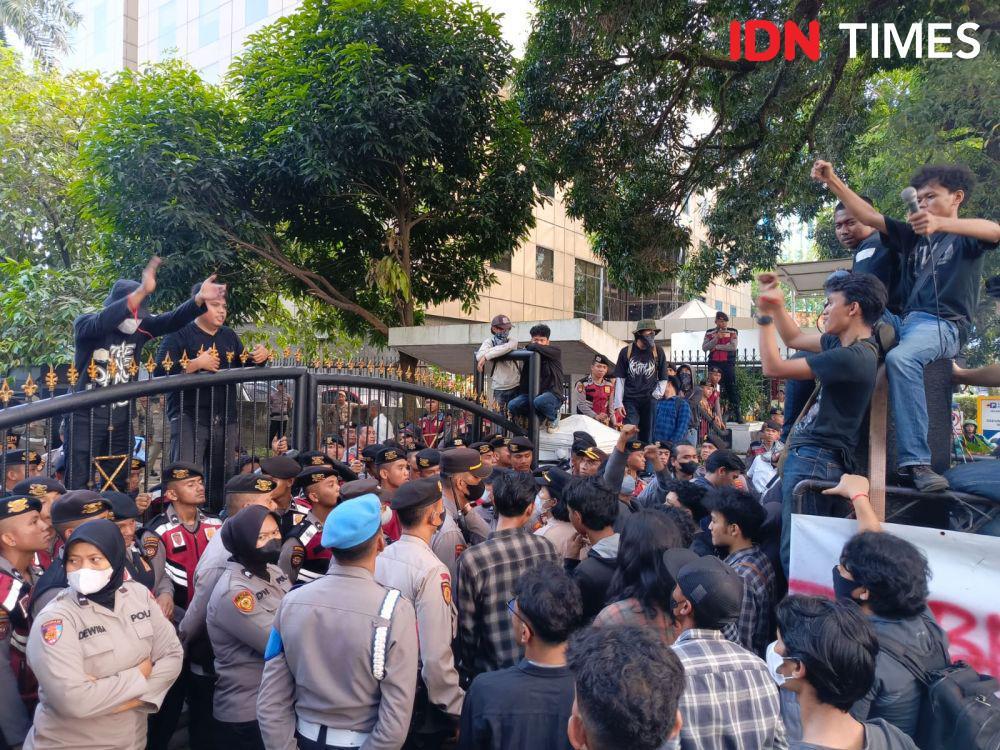 [BREAKING] Tolak UU TNI, Massa dari BEM Geruduk DPRD Sumut