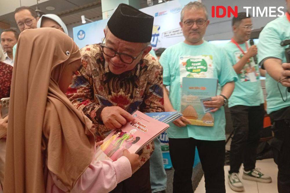 Mendikdasmen Abdul Mu'ti meluncurkan Mudik Asik Baca Buku di Stasiun Senen, Rabu (26/3/2025). (IDN Times/Dini Suciatiningrum)