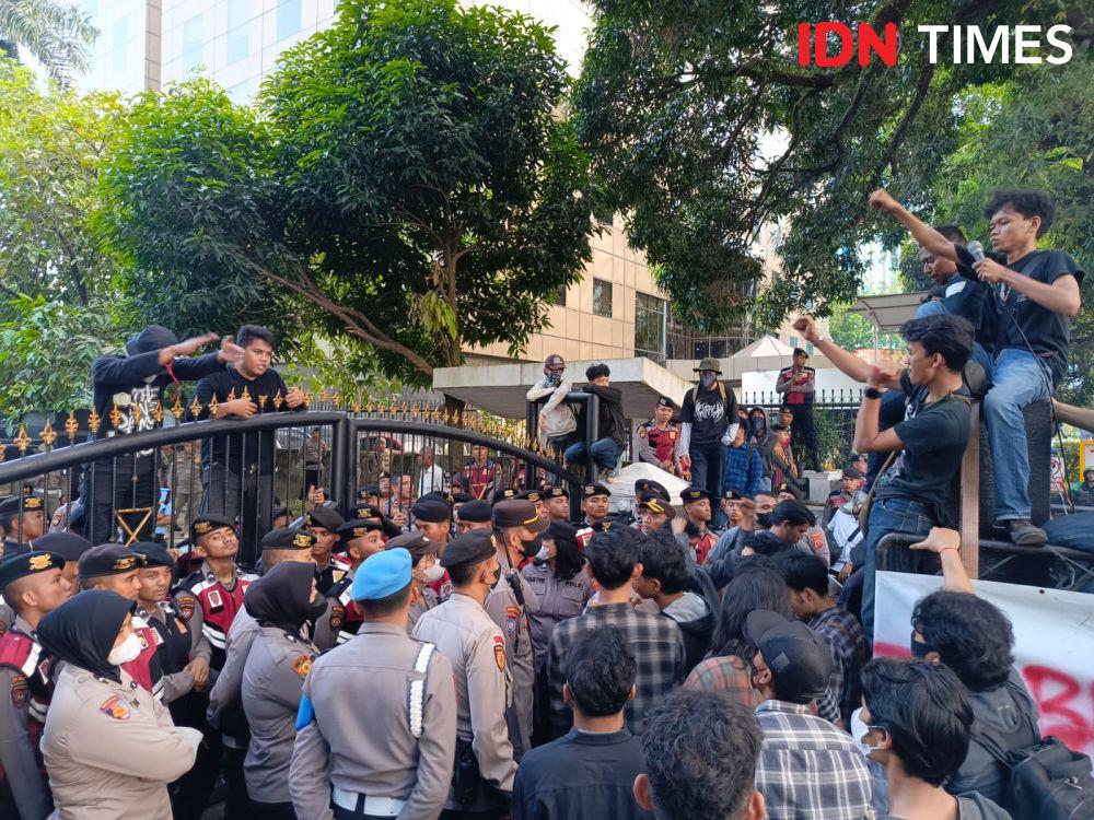 Demo Tolak UU TNI, Lagu 'Oke Gas' Prabowo Diputar Massa di DPRD Sumut
