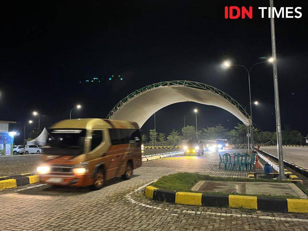 Aktivitas kendaraan mudik Lebaran 2025 lintasi jalur Lampung. (IDN Times/Tama Yudha Wiguna).