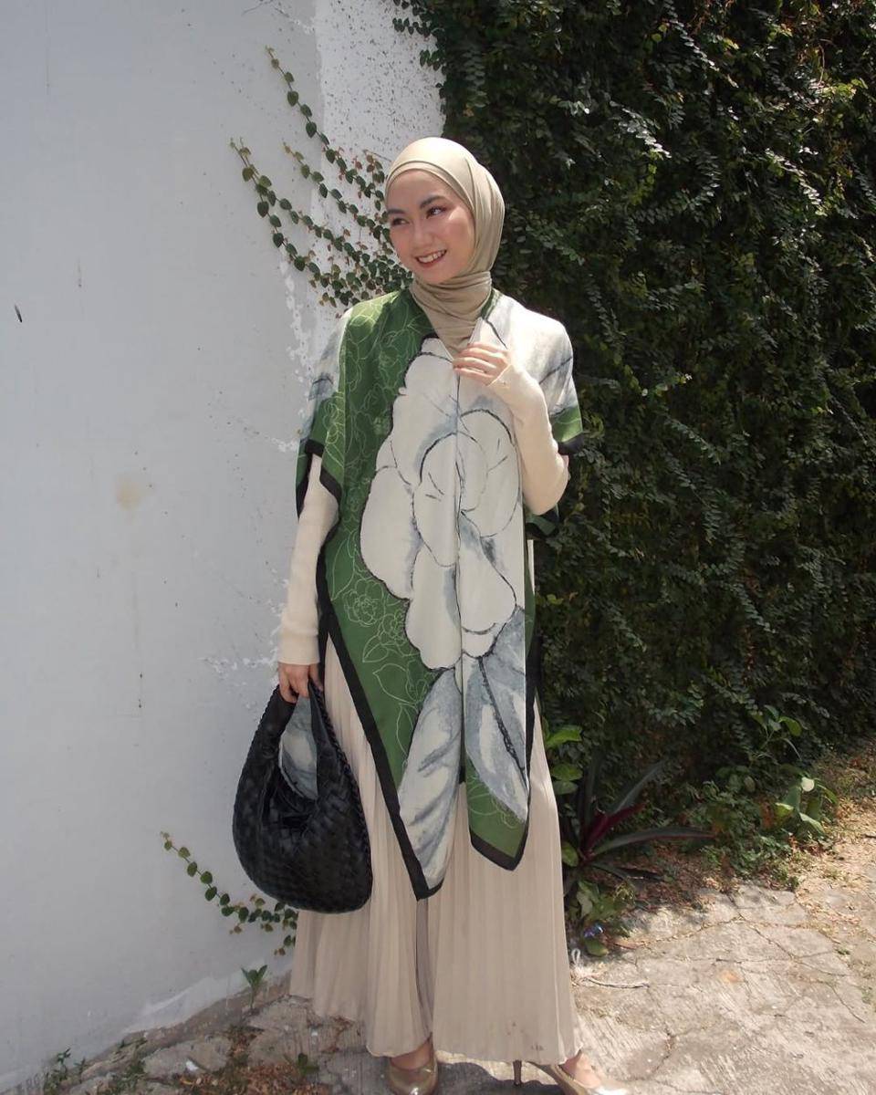 potret ide OOTD hijab versi playful hingga clean outfit ala Charisma Putri (instagram.com/charputri)