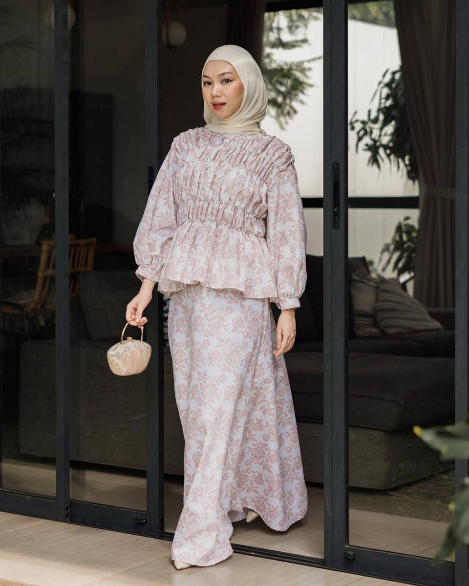 potret ide OOTD hijab versi playful hingga clean outfit ala Charisma Putri (instagram.com/charputri)