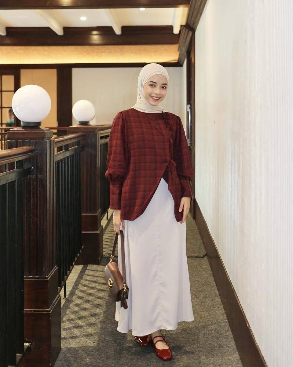 potret ide OOTD hijab serba tunik dan blouse ala Tarisya Milanti (instagram.com/tarisymln)