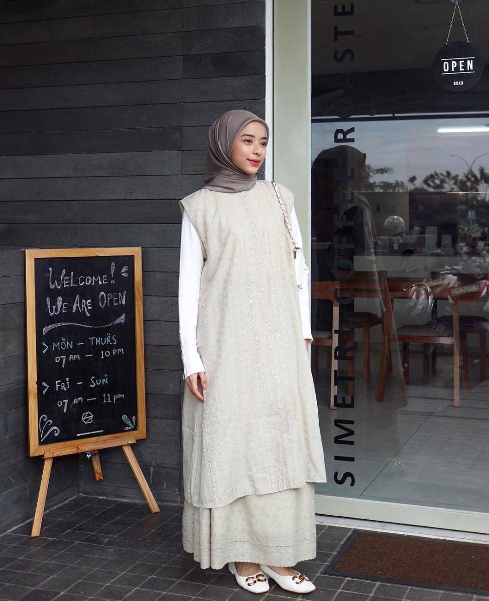 potret ide OOTD hijab serba tunik dan blouse ala Tarisya Milanti (instagram.com/tarisymln)