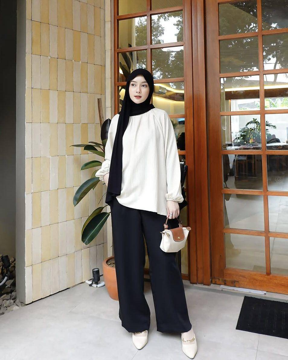 potret ide OOTD hijab kasual versi simple chic style (instagram.com/nabilahcil)