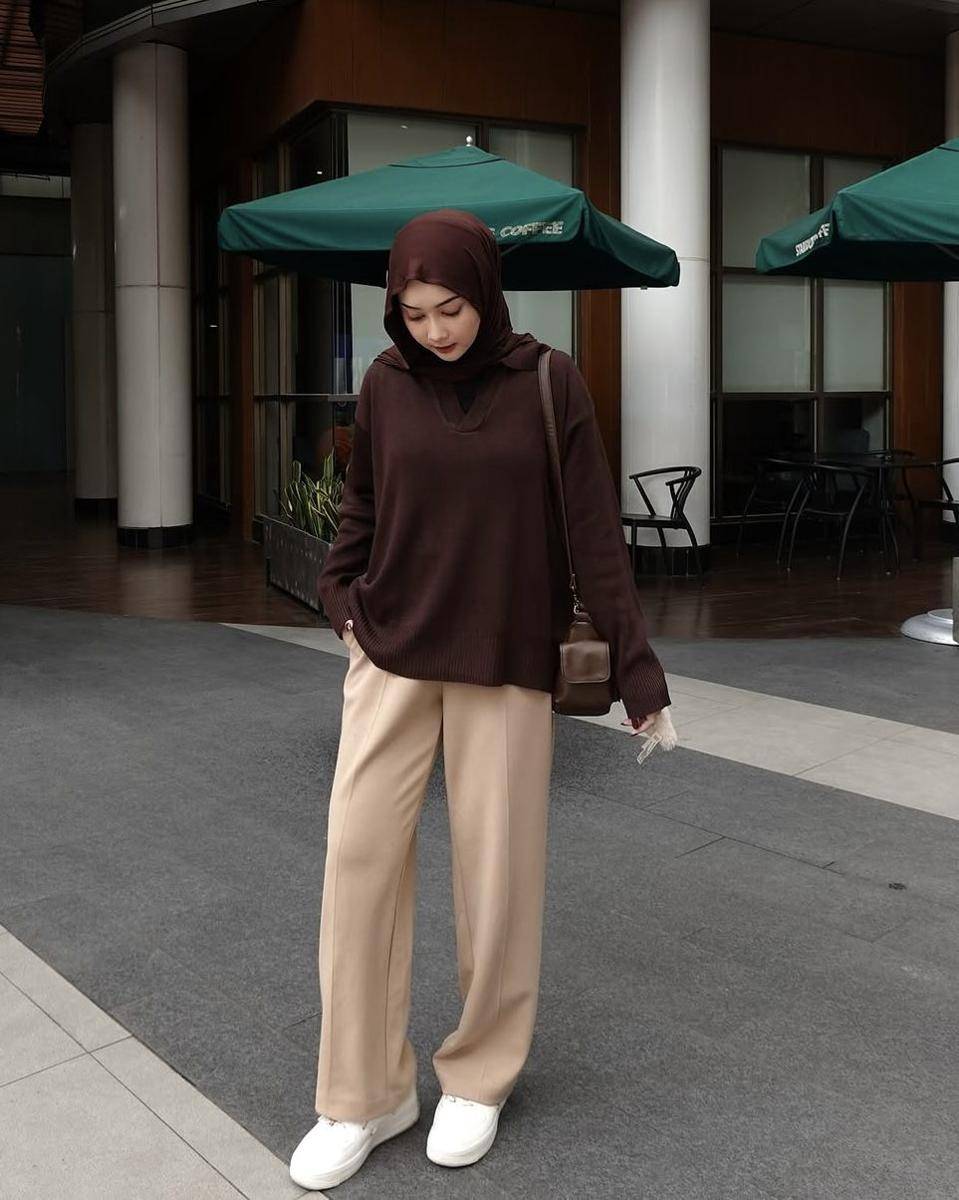 potret ide OOTD hijab kasual versi simple chic style (instagram.com/nabilahcil)