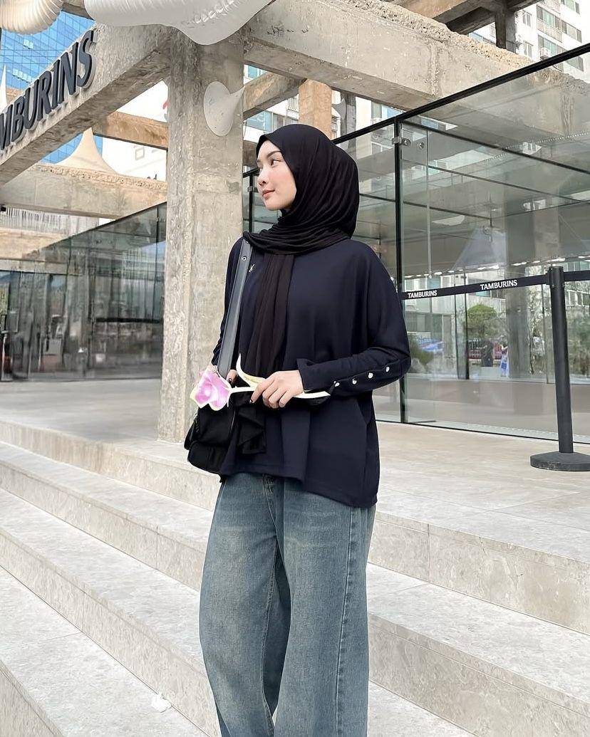 potret ide OOTD hijab kasual versi simple chic style (instagram.com/nabilahcil)