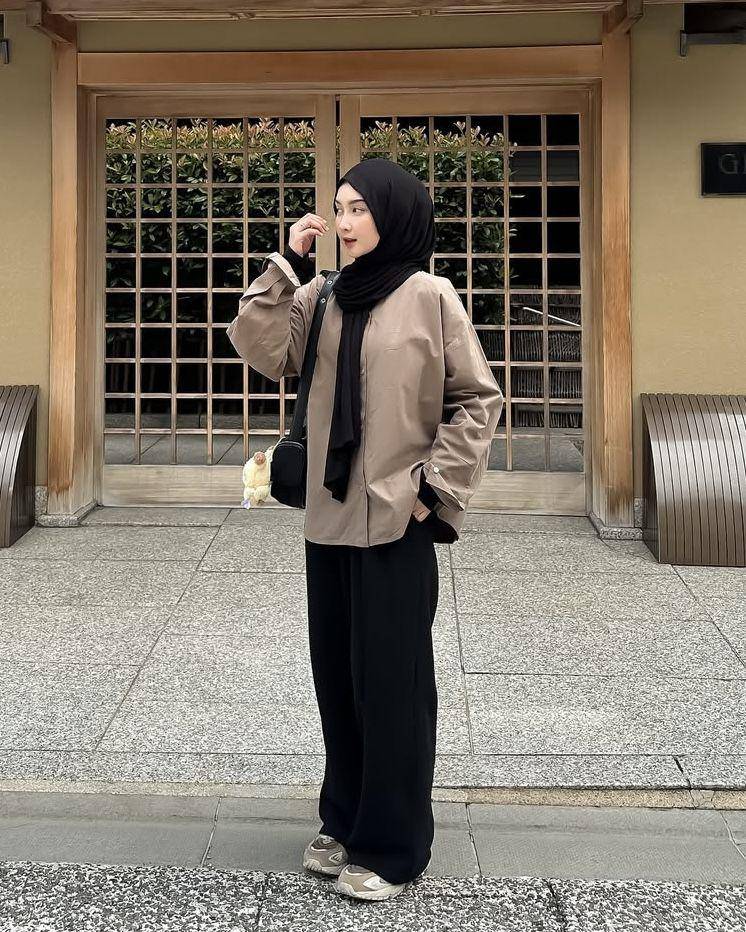 potret ide OOTD hijab kasual versi simple chic style (instagram.com/nabilahcil)