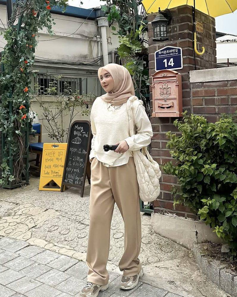 potret ide OOTD hijab kasual versi simple chic style (instagram.com/nabilahcil)