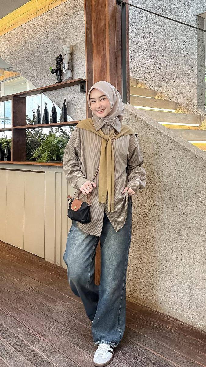 potret ide OOTD hijab kasual versi simple chic style (instagram.com/nabilahcil)
