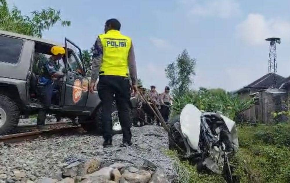 Evakuasi mobil tertabrak KA Batara Kresna di Sukoharjo. (Dok/Istimewa)