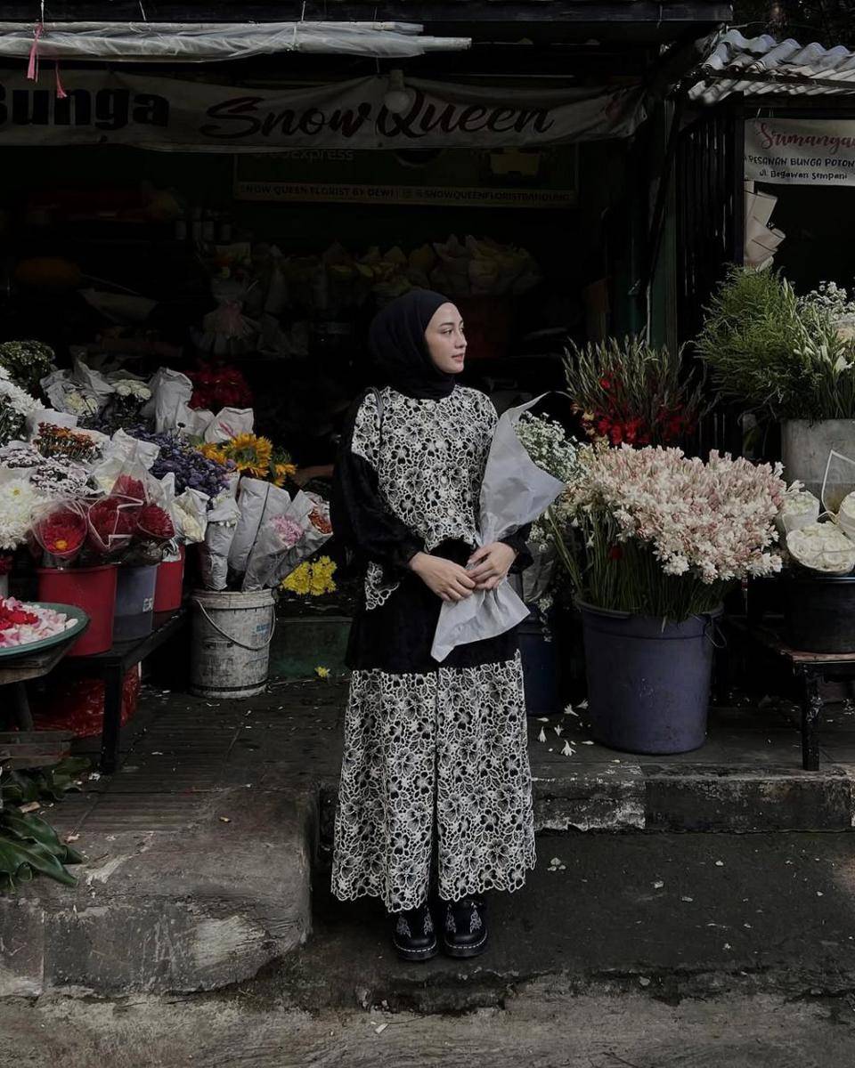 referensi outfit Lebaran ala Helmi Nursifah (instagram.com/helminursifah)