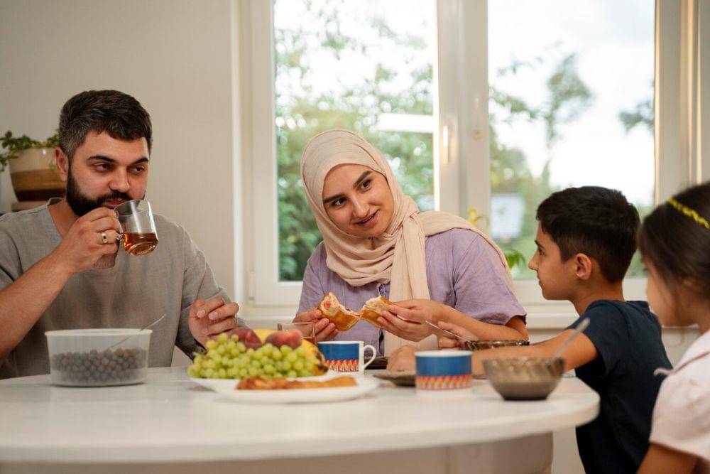 ilustrasi seseorang menjaga porsi makan saat lebaran (freepik.com/freepik)