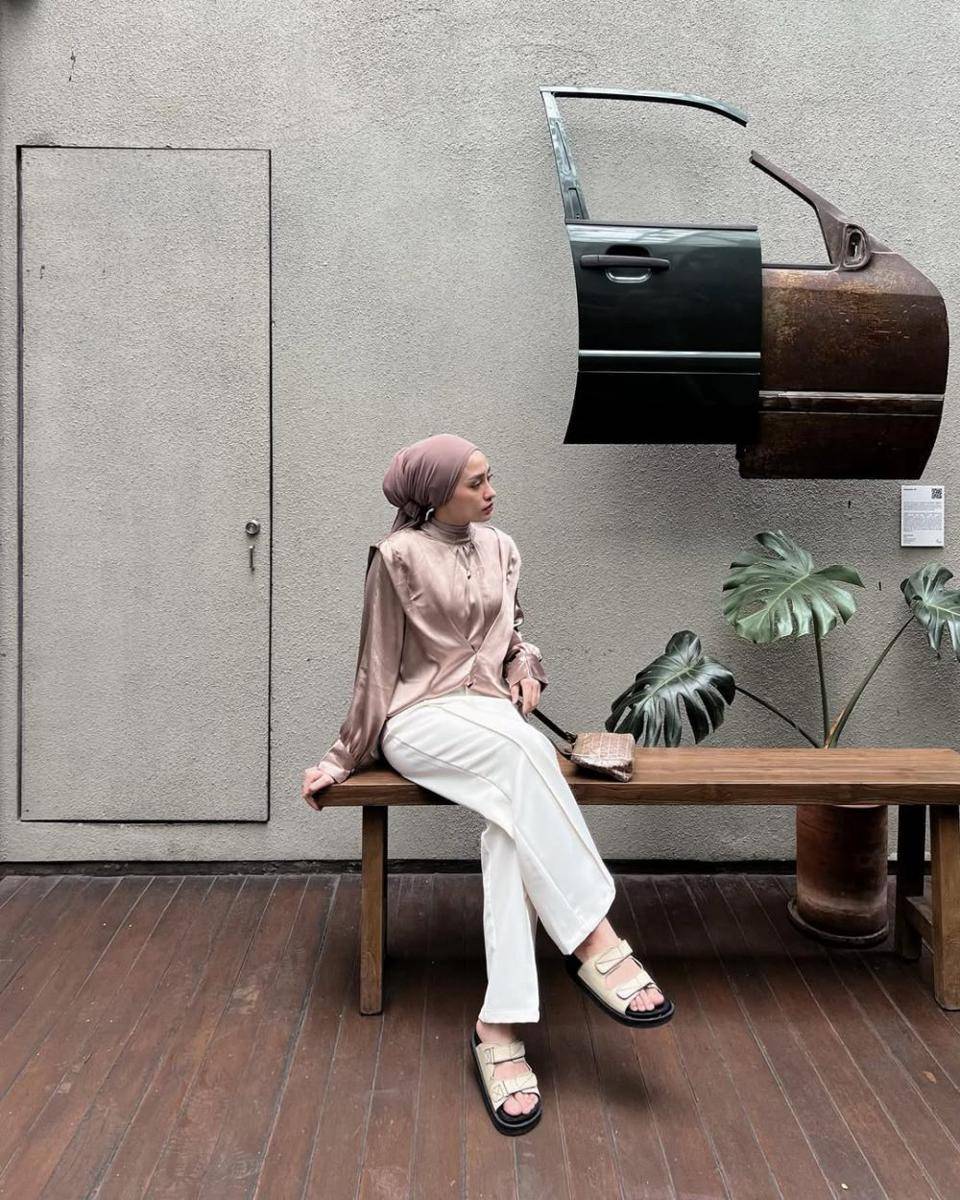 referensi outfit Lebaran ala Helmi Nursifah (instagram.com/helminursifah)