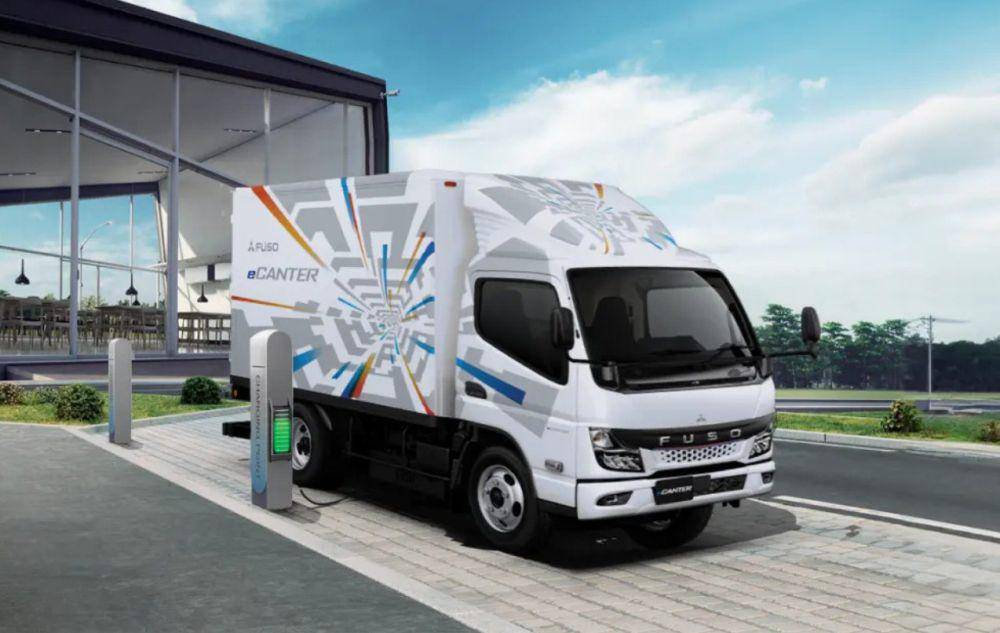 Ilustrasi Truk Mitsubishi Fuso eCanter sedang mengisi daya di stasiun pengisian (ktbfuso.co.id)