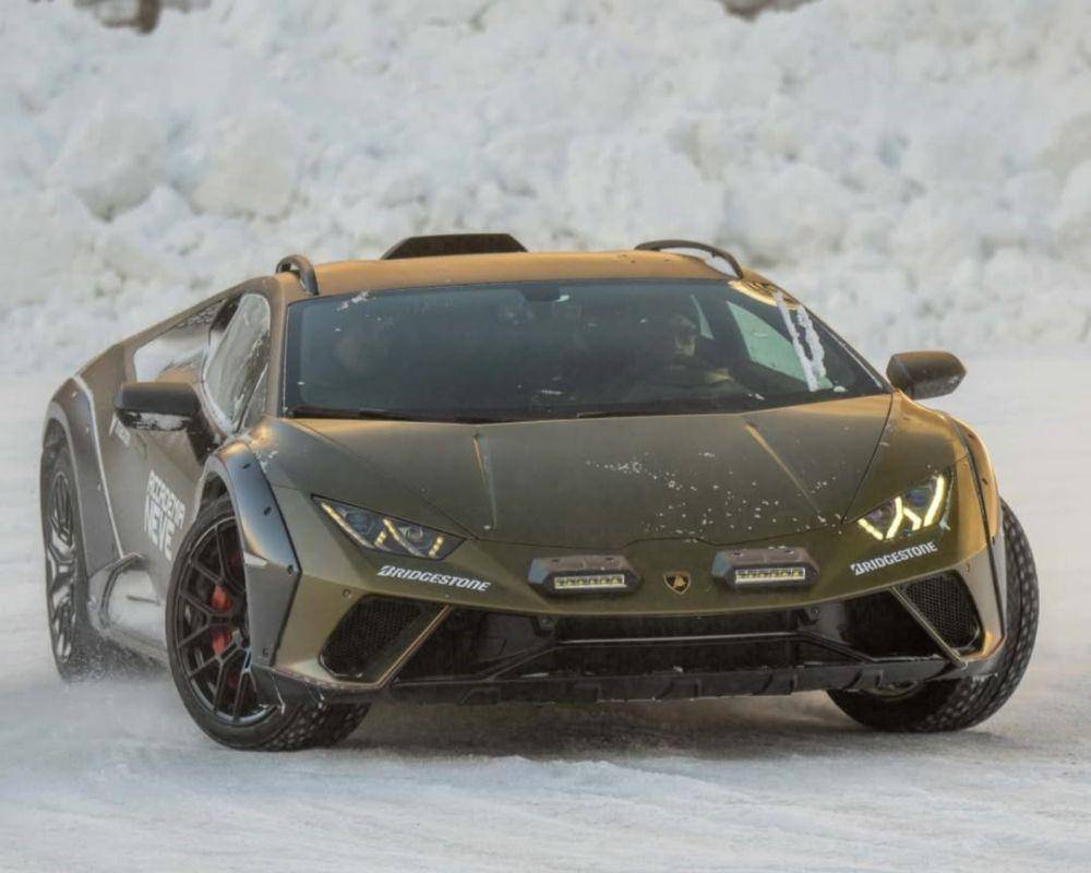 Mobil Lamborghini yang menggunakan Fastron Platinum Racing 10W-60 di lintasan es. (instagram/pertaminalub)