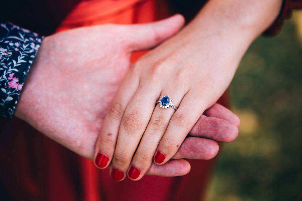 ilustrasi cincin sapphire (pexels.com/Elegant Images)