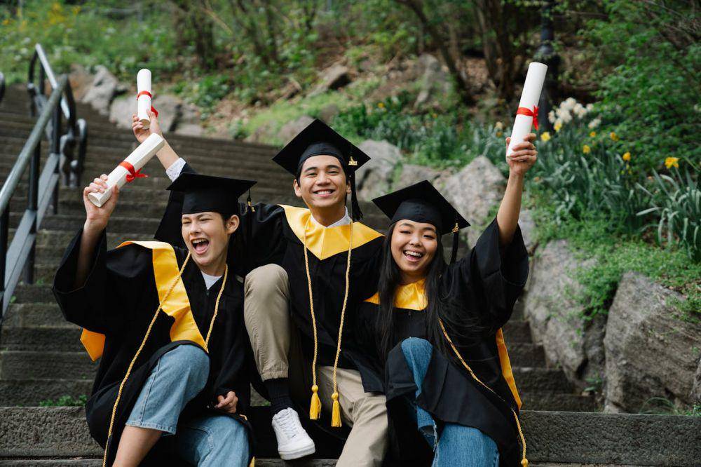 ilustrasi wisuda (pexels.com/George Pak)