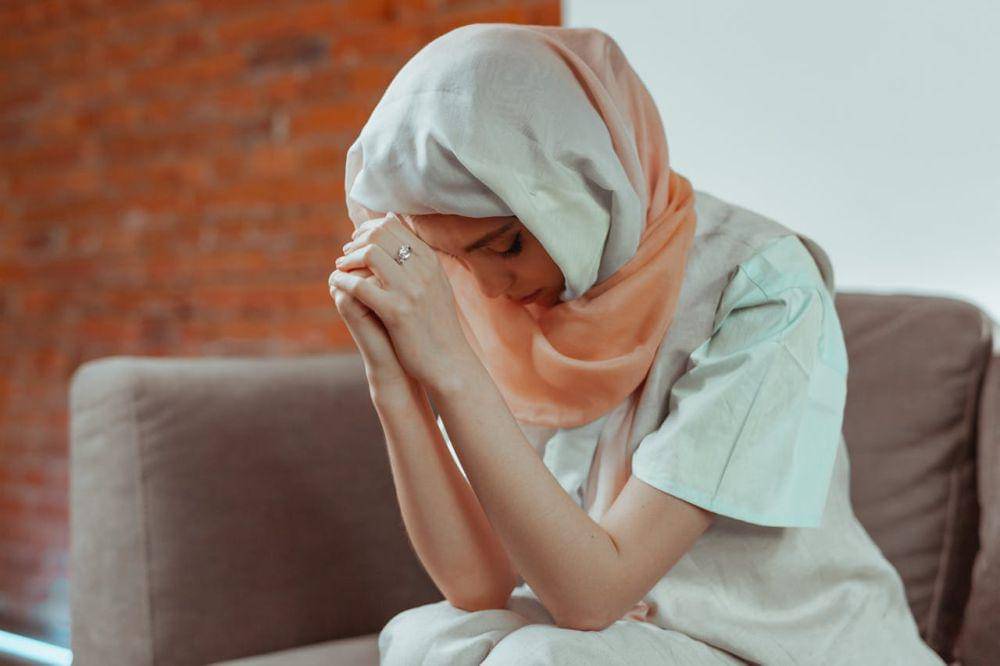 ilustrasi sedih karena tidak bisa mudik lebaran (pexels.com/Mikhail Nilov)