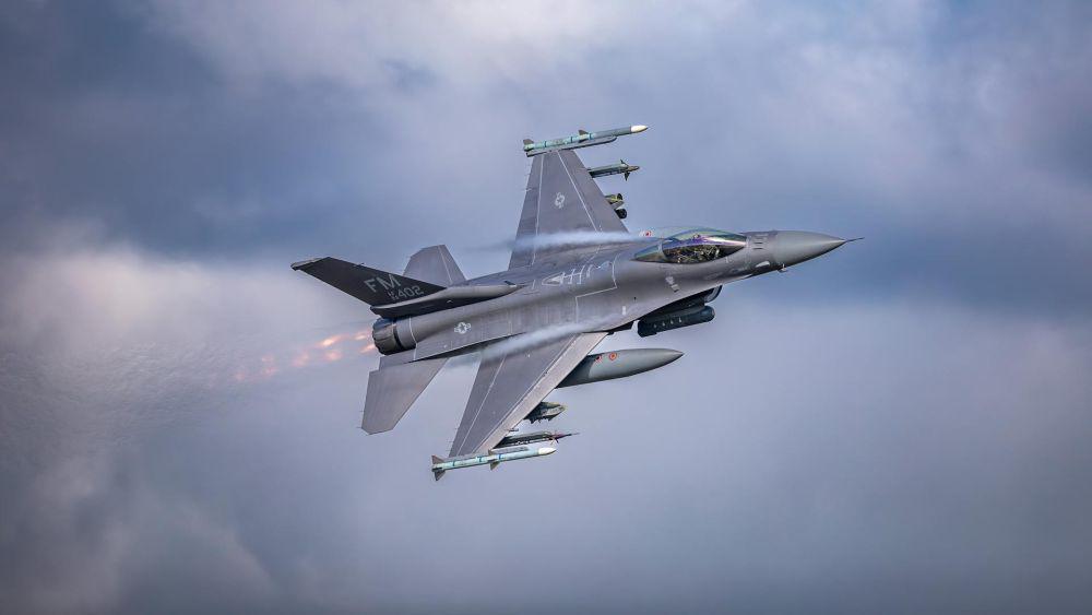 Ilustrasi pesawat F-16 melakukan manuver (pexels.com/Omar Barrera)