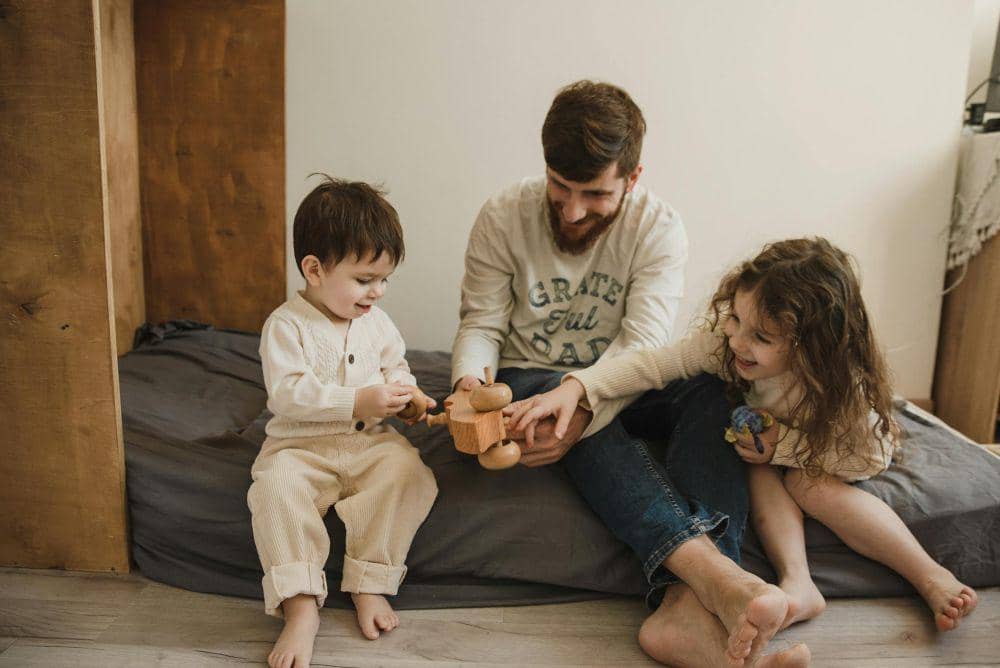 ilustrasi anak dan ayah berlebaran 