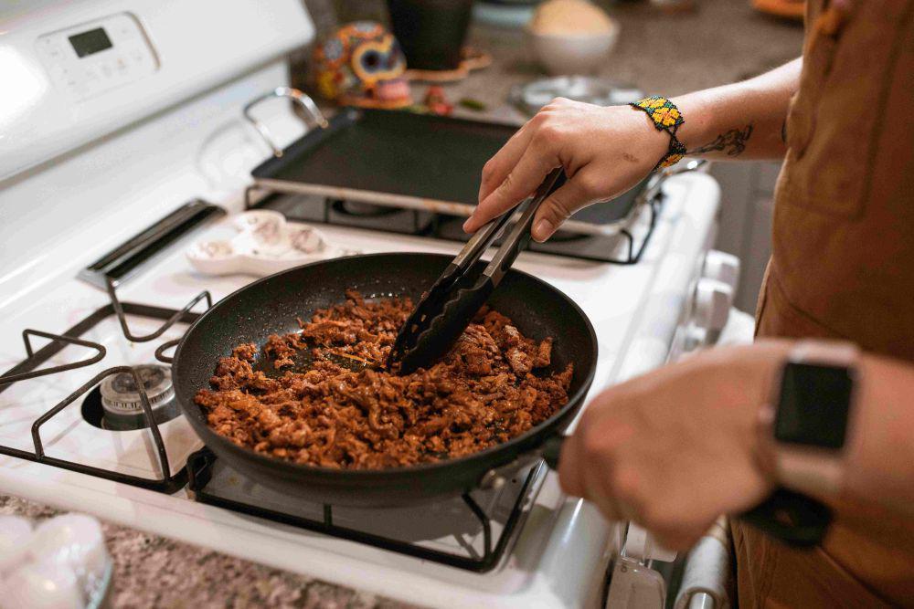 ilustrasi memasak abon sapi (pexels.com/RDNE Stock project)