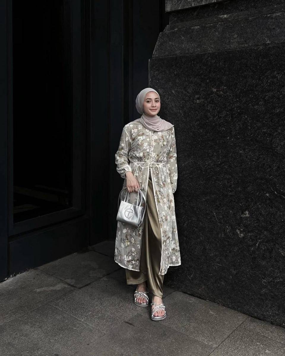 referensi outfit Lebaran ala Helmi Nursifah (instagram.com/helminursifah)
