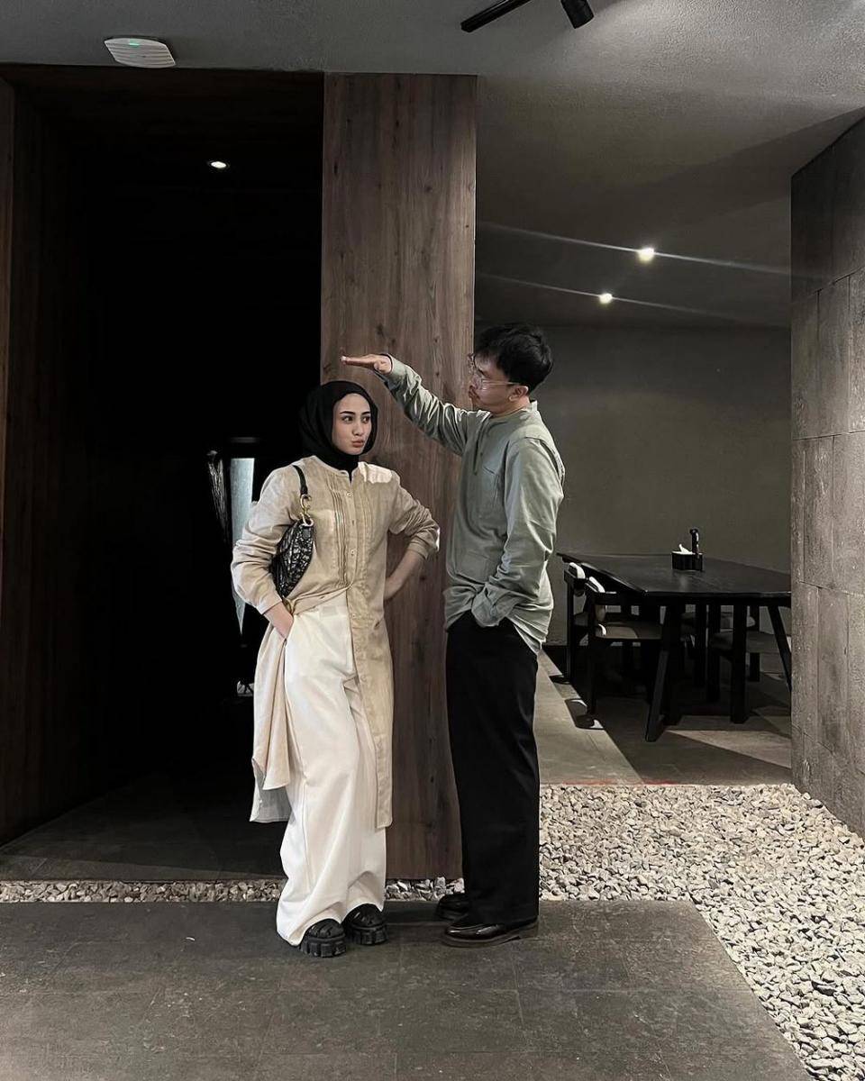 referensi outfit Lebaran ala Helmi Nursifah (instagram.com/helminursifah)