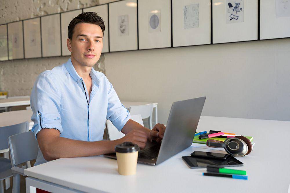 ilustrasi pria bekerja di co-working space (freepik.com/marymarkevich)