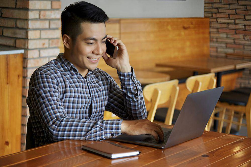 ilustrasi pria bekerja di co-working space (freepik.com/pressfoto)